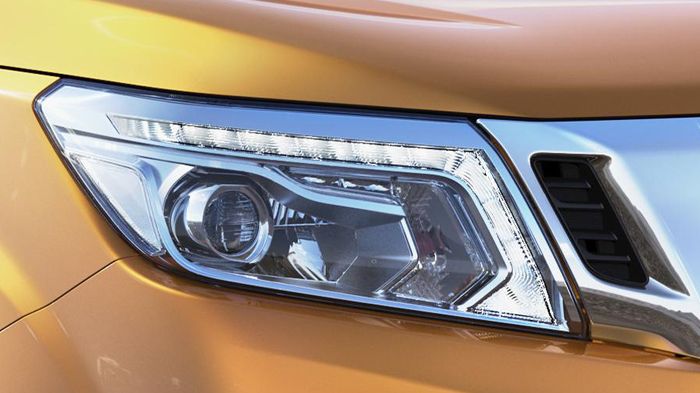 Ηighlight της εμφάνισης του νέου Nissan Navara αποτελούν τα φώτα ημέρας τεχνολογίας LED.